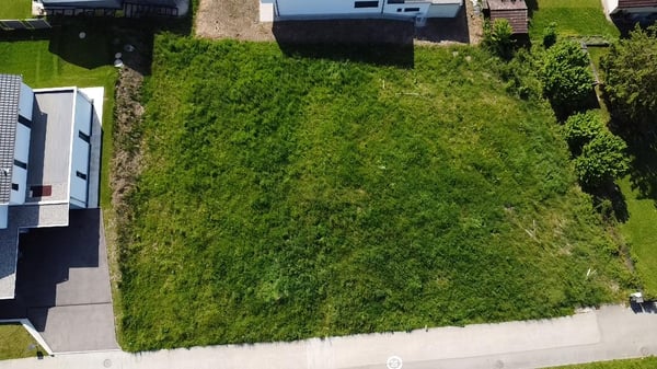 Terrain équipé avec projet de construction et permis en force 4