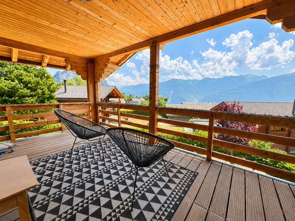 MAGNIFIQUE CHALET RÉNOVÉ - RÉSIDENCE SECONDAIRE & VENTE AUX ÉTRANGERS AUTORISÉES 1