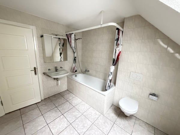 Grand appartement de 1.5 pièces avec salle de bain moderne et grande cuisine disponible ! 9