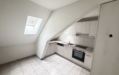 Grand appartement de 1.5 pièces avec salle de bain moderne et grande cuisine disponible ! 2