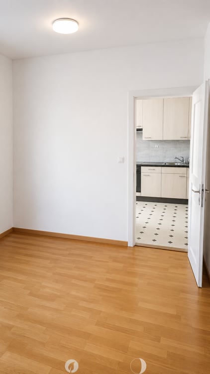 Geräumige 6-Zimmer-Wohnung mit Balkon und Garage in Biel 4
