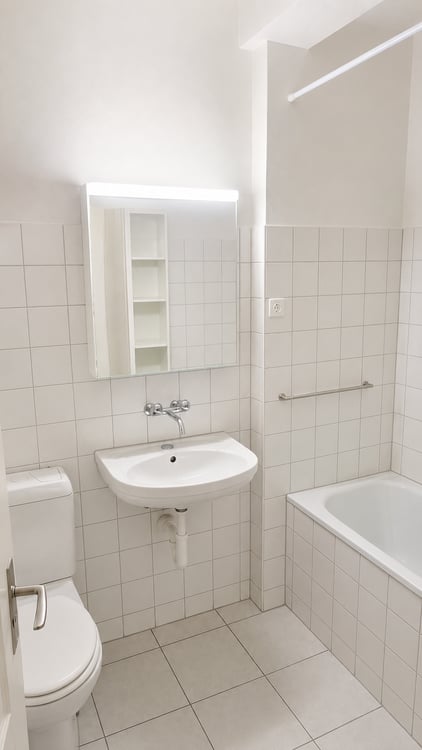 Geräumige 6-Zimmer-Wohnung mit Balkon und Garage in Biel 10