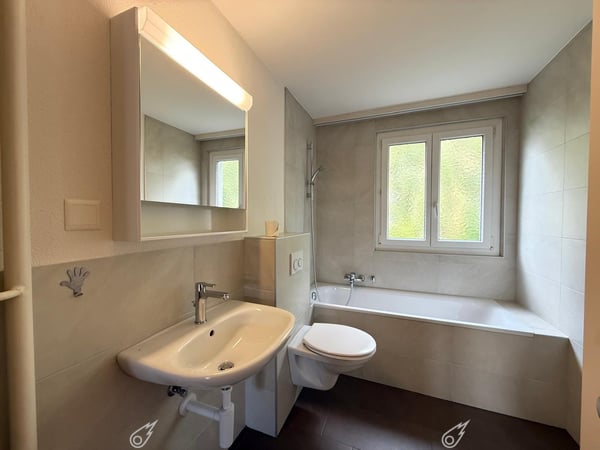 Helle 2-Zimmer-Wohnung mit Balkon in Biel 2