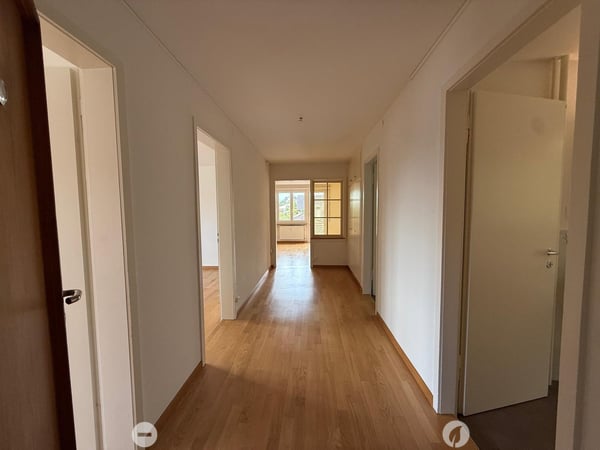 Helle 4-Zimmer-Wohnung mit Balkon in Biel 1