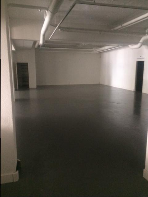 Spacieux local commercial en plein centre de Montreux 7