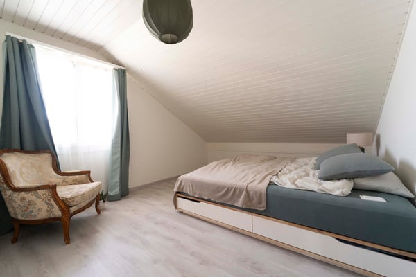 Appartement de 4.5 pièces sous les toits avec séjour entièrement repensé 9