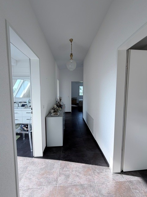 Helle 3.5-Zimmer-Dachwohnung an der Hauptstrasse in Reinach 8