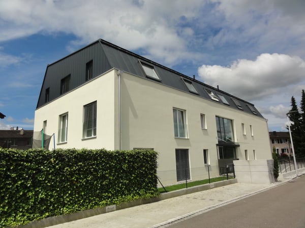 Helle 3.5-Zimmer-Dachwohnung an der Hauptstrasse in Reinach 2