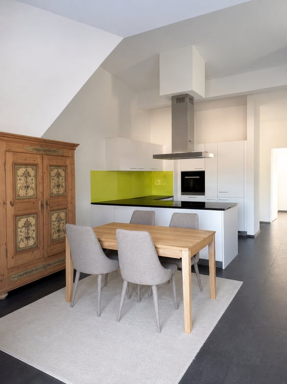 Helle 3.5-Zimmer-Dachwohnung an der Hauptstrasse in Reinach 6