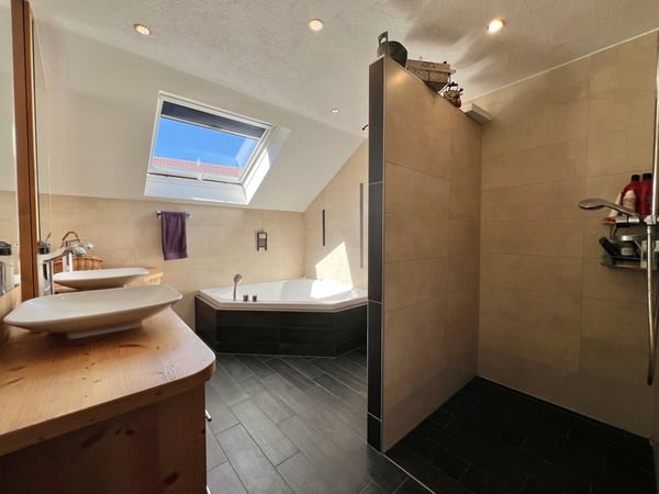 Villa de 6,5 pièces, grand jardin, piscine,... 9