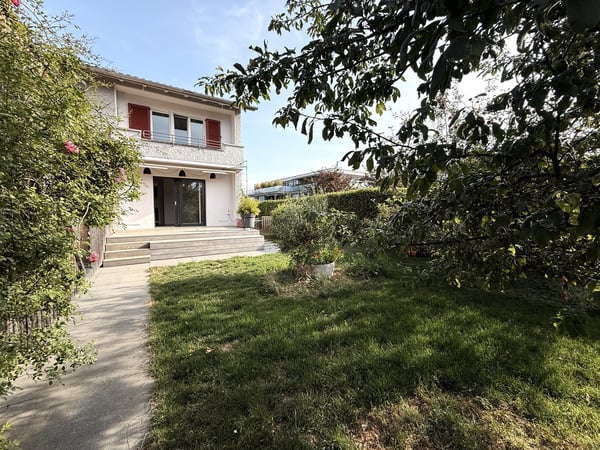 Stilvoll modernisiertes Doppeleinfamilienhaus mit hochwertigem Ausbau, Garten und viel Wohnqualität 1