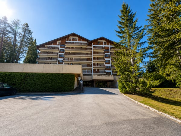 Prime 4.5-Room Apartment in Central Crans-Montana 4