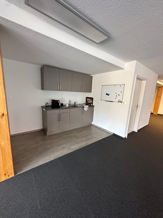 À louer – Grand local commercial moderne, spacieux et lumineux 3