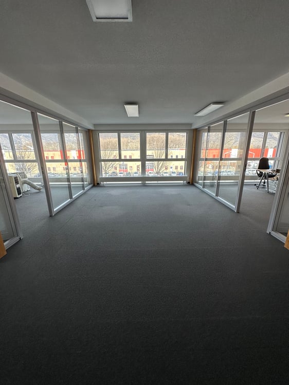 À louer – Grand local commercial moderne, spacieux et lumineux 9