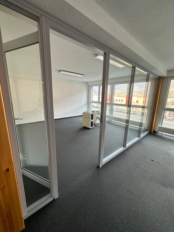 À louer – Grand local commercial moderne, spacieux et lumineux 6