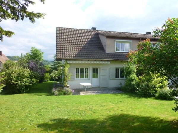 Charmante Doppeleinfamilienhaus-Hälfte mit grossem Garten 1