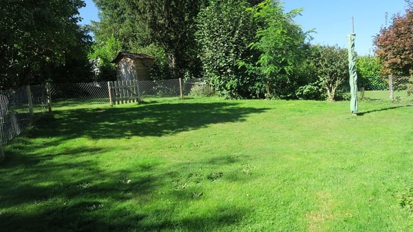 Charmante Doppeleinfamilienhaus-Hälfte mit grossem Garten 12