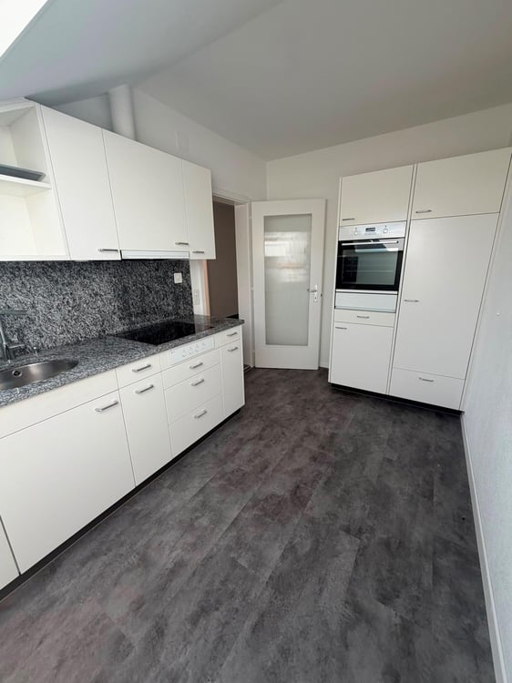 Helle 4-Zimmer-Wohnung mit Balkon und Weitsicht bis zu den Alpen 2