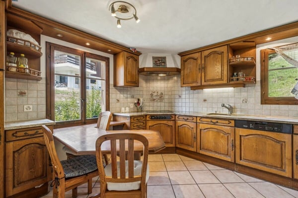 Grosses 7-Zimmer Chalet mit Einliegerwohnung und wunderbarer Weitsicht in Château-d'Oex VD 6