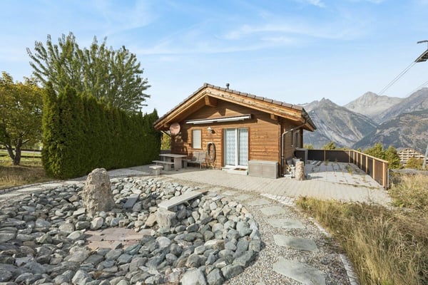3,5-Zimmer Chalet in Unterbäch - herziges Tiny-Einfamilienhaus mit viel Privatsphäre 1