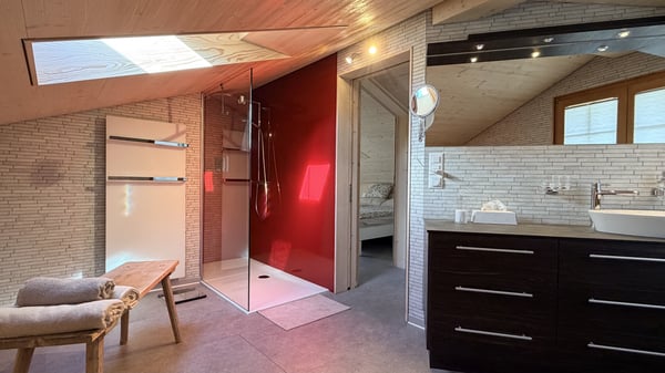Chalethaus mit Einliegerwohnung und Wellnessoase 9