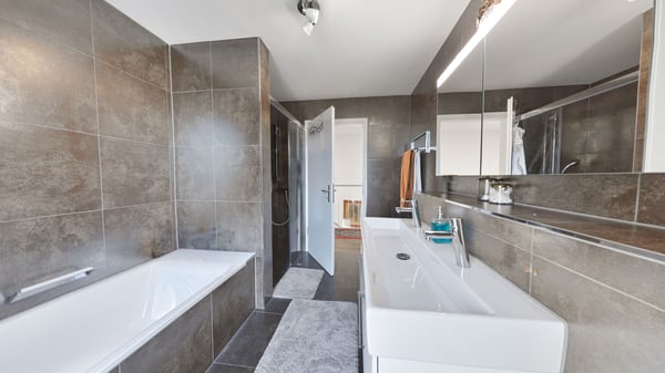 Modernes 5.5-Zimmer-Doppeleinfamilienhaus mit Westgarten in Thun 5