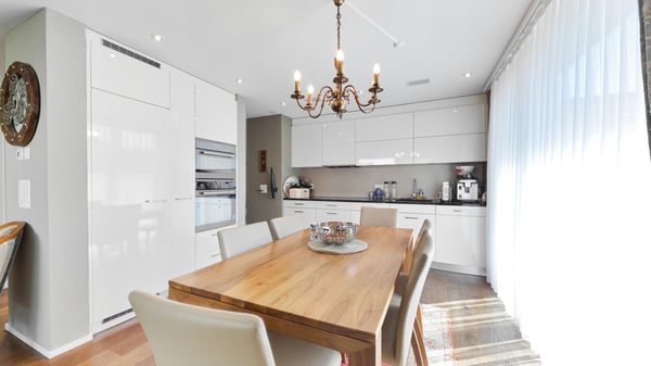Modernes 5.5-Zimmer-Doppeleinfamilienhaus mit Westgarten in Thun 4