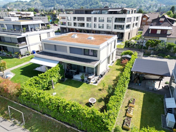 Modernes 5.5-Zimmer-Doppeleinfamilienhaus mit Westgarten in Thun 1