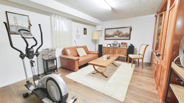 Modernes 5.5-Zimmer-Doppeleinfamilienhaus mit Westgarten in Thun 9