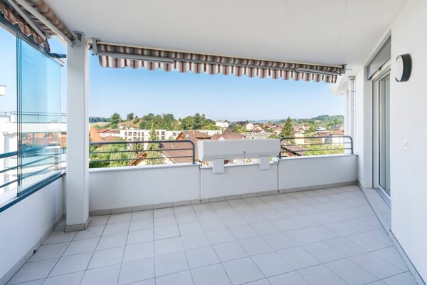 Attraktive Eigentumswohnung mit Balkon und Weitsicht ins Grüne 2