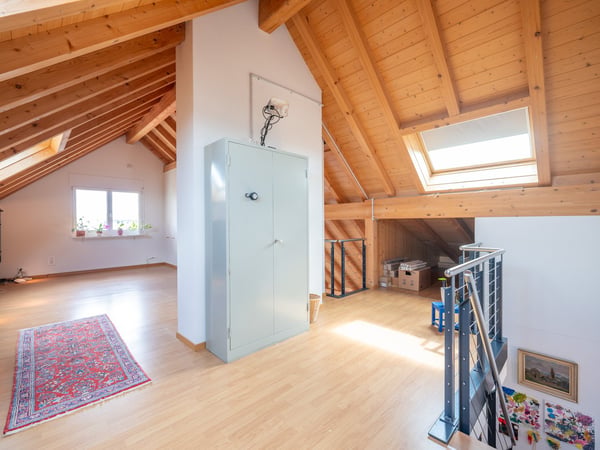 Moderne 4 1/2-Zimmer-Maisonette-Wohnung mit Schwedenofen und grossem Balkon 11