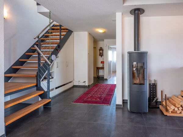 Moderne 4 1/2-Zimmer-Maisonette-Wohnung mit Schwedenofen und grossem Balkon 4