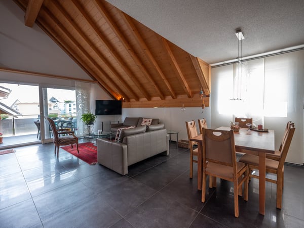 Moderne 4 1/2-Zimmer-Maisonette-Wohnung mit Schwedenofen und grossem Balkon 3