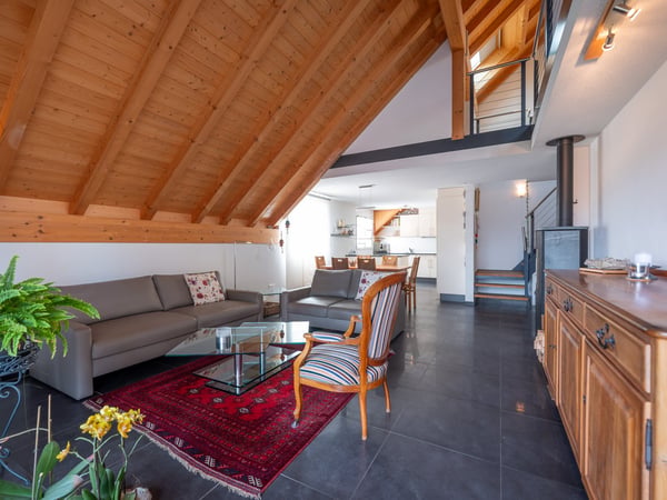 Moderne 4 1/2-Zimmer-Maisonette-Wohnung mit Schwedenofen und grossem Balkon 1