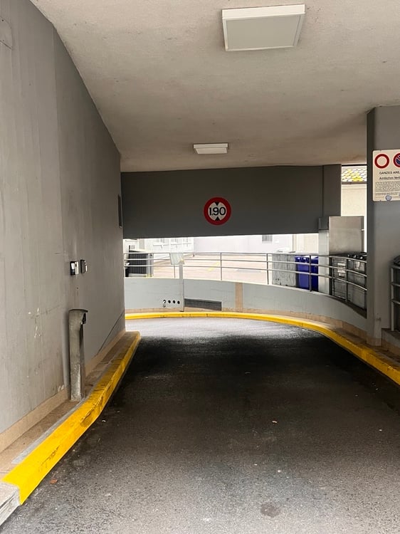 Einstellhallenplatz zu vermieten 3