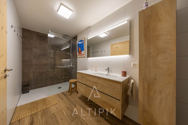 Un chalet récent (2021) avec les Alpes en toile de fond 7
