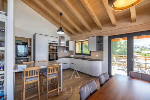 Un chalet récent (2021) avec les Alpes en toile de fond 4