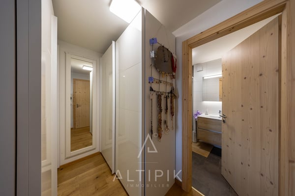 Un chalet récent (2021) avec les Alpes en toile de fond 8