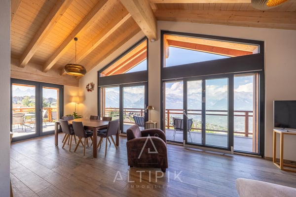 Un chalet récent (2021) avec les Alpes en toile de fond 2