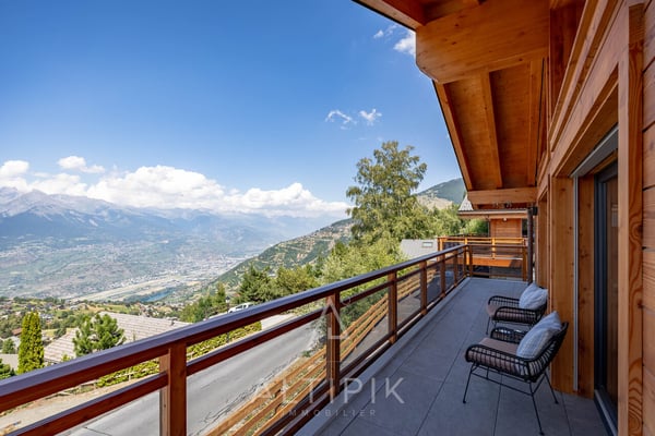 Un chalet récent (2021) avec les Alpes en toile de fond 5