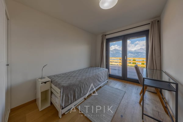 Un chalet récent (2021) avec les Alpes en toile de fond 11