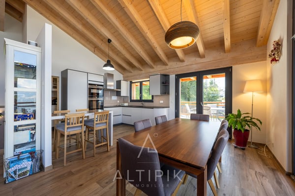 Un chalet récent (2021) avec les Alpes en toile de fond 1