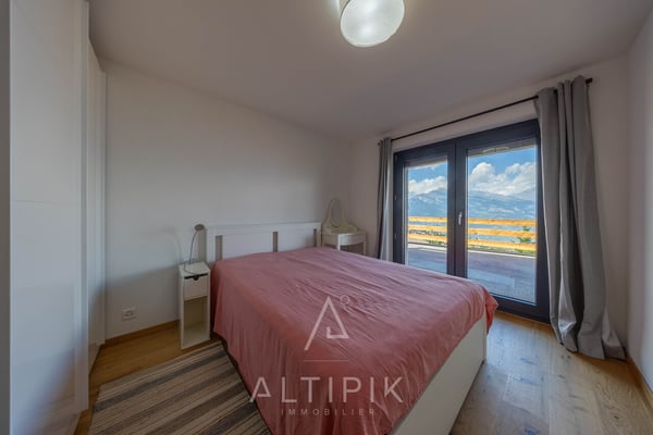 Un chalet récent (2021) avec les Alpes en toile de fond 10