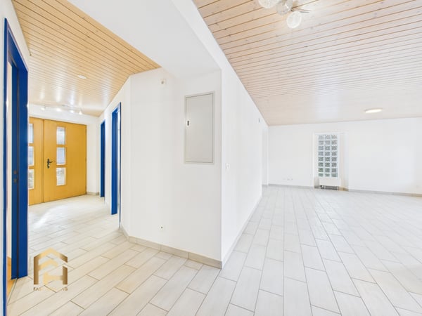 Einzigartige 1.5-ZWG charmant, gepflegt und zentral im Dorfkern von 1