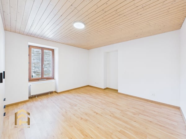 Einzigartige 1.5-ZWG charmant, gepflegt und zentral im Dorfkern von 5