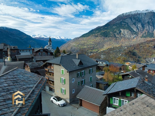 Einzigartige 1.5-ZWG charmant, gepflegt und zentral im Dorfkern von 12