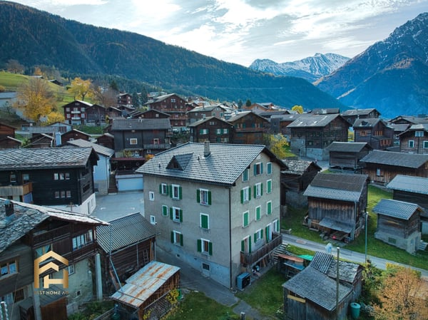 Einzigartige 1.5-ZWG charmant, gepflegt und zentral im Dorfkern von 13