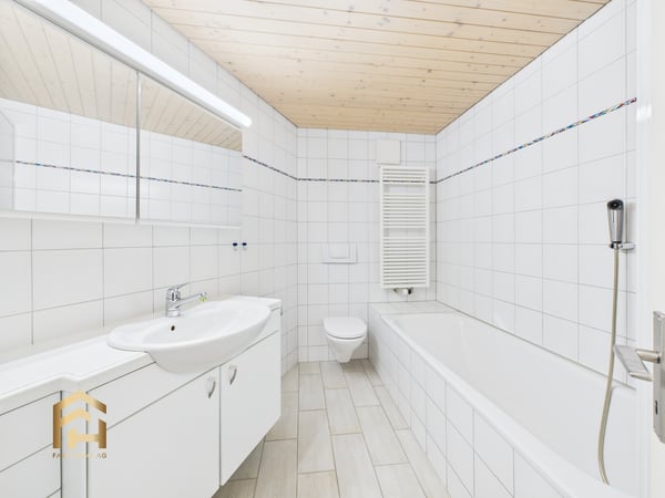 Einzigartige 1.5-ZWG charmant, gepflegt und zentral im Dorfkern von 7