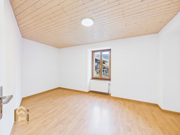 Einzigartige 1.5-ZWG charmant, gepflegt und zentral im Dorfkern von 6