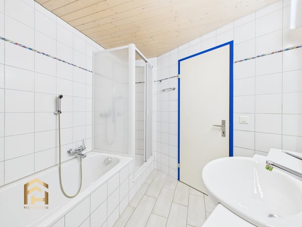 Einzigartige 1.5-ZWG charmant, gepflegt und zentral im Dorfkern von 8